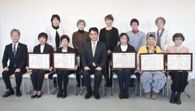 写真：胆振管内教育実践表彰を受けた伊達市内１個人４団体の関係者ら