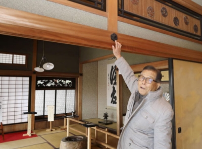 写真：「旧相馬家住宅」を案内する東出伸司さん＝２月、函館市