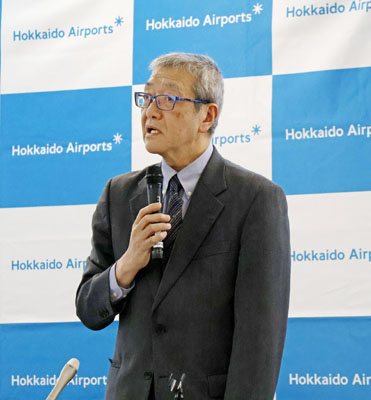 写真：記者会見する北海道エアポートの蒲生猛社長＝２４日、新千歳空港