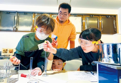 写真：子どもたちが化学の楽しさに触れた春休み理科実験教室