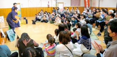 写真：劇団風の子北海道の演劇「おひさまおはよう」を楽しむ親子ら（提供写真）