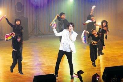 写真：ＨＩＲＯＫＩさん（中央）の歌とコラボレーションしたダンスイベント