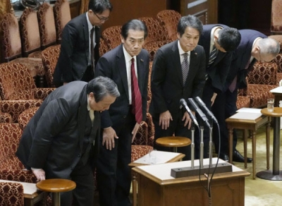 写真：参院政治改革特別委で公選法改正案が可決され、一礼する（手前左から）村上総務相、自民党の逢沢一郎氏、立憲民主党の大串博志氏ら＝２５日午後