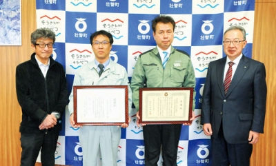 写真：感謝状を手にする中山専務取締役（左から２人目）と深澤取締役