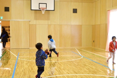 写真：広々とした児童館を見学する内覧に訪れた子どもたち