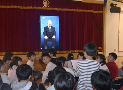 写真：「ＡＩ語り部システム」に質問する小学生＝３月、横浜市