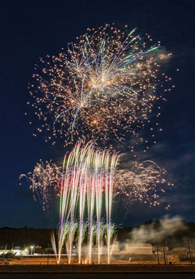 写真：打ち上げられた「ダストフリー花火」＝１月、徳島県阿南市