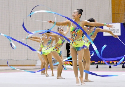 写真：新体操の国際大会選考会で演技を披露する鈴木歩佳（手前）ら日本代表＝３月、味の素ナショナルトレーニングセンター
