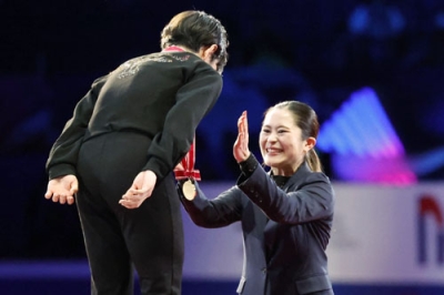 写真：フィギュアスケートＮＨＫ杯の表彰式でプレゼンターを務める宮原知子さん＝２０２４年１１月、国立代々木競技場