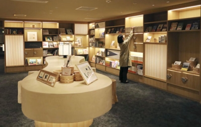 写真：「定山渓第一寶亭留　翠山亭」の中にある「風呂屋書店」＝札幌市の定山渓温泉