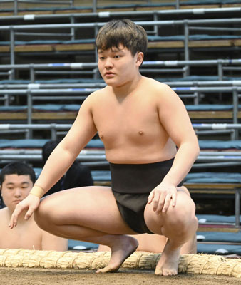 写真：前相撲で白星デビューした山野辺＝３月、エディオンアリーナ大阪