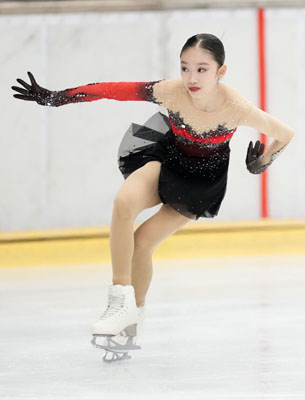 写真：演技する岡田芽依