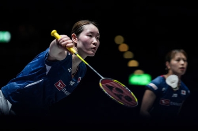 写真：バドミントンの全英オープン女子ダブルス準決勝でプレーする福島由紀（右）、松本麻佑組＝３月、バーミンガム（ゲッティ＝共同）