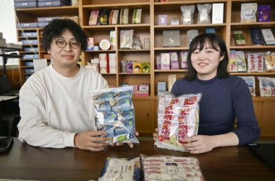 写真：取材に応じる「日の出屋製菓産業」の川合洋平社長（左）と海外販路の担当社員＝３月、富山県南砺市