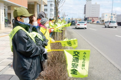 写真：死亡事故根絶を訴えた旗の波