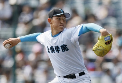写真：高校野球で成長が期待される「二刀流」の山梨学院・菰田陽生＝３月、甲子園