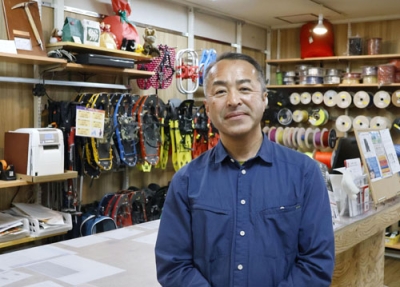 写真：接客への思いを語る「秀岳荘」社長の小野浩二さん＝札幌市の秀岳荘白石店