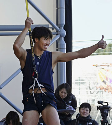 写真：スポーツクライミング、スピードのジャパンカップ男子で優勝し、ポーズをとる藤野柊斗＝佐賀県多久市
