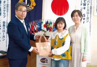 写真：記念品を受け取った煕子さん（中央）と劉さん（右）