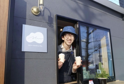 写真：福島県双葉町にコーヒー店を開いた深沢諒さん＝２月