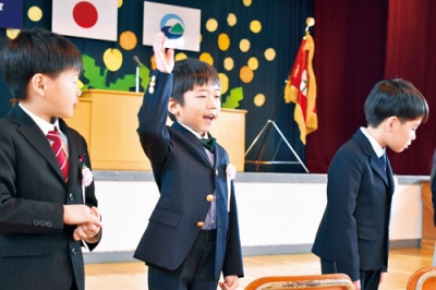 写真：担任に名前を呼ばれて元気に「はいっ」と返事をするとうや小新１年生