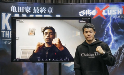 写真：記者会見で撮影に応じるＩＢＦフェザー級１位の亀田和毅とオンラインで参加した同級王者のアンジェロ・レオ＝３月、大阪市浪速区