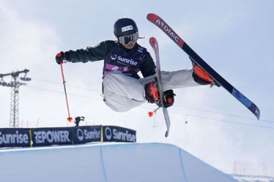 写真：世界フリースタイルスキー女子ハーフパイプ予選でエアを決める桐山菜々穂＝３月、サンモリッツ（共同）