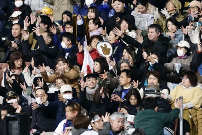 写真：デフサッカー男子日本代表の親善試合でサインエールを送るサポーターら＝国立競技場
