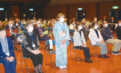 写真：高齢者大学での学びを始めた新入生