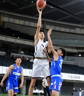 写真：Ｕ１５チャンピオンシップの福岡戦でシュートを放つ横浜ＢＣのエルマスリ・アダム＝３月、東京体育館