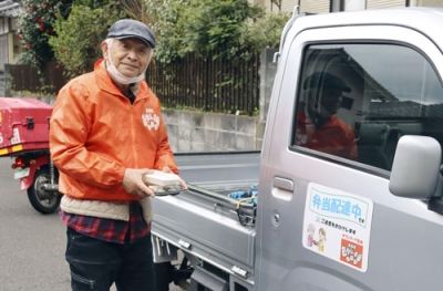 写真：弁当の配達ボランティアをする山中義和さん＝福井県高浜町