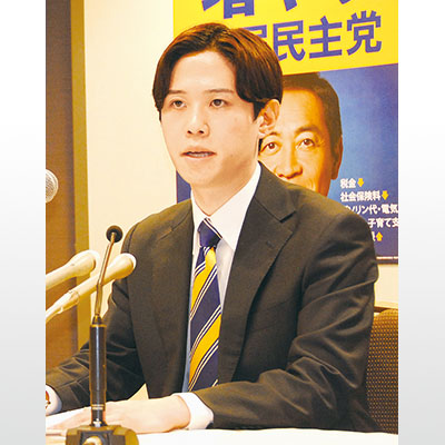 写真：記者会見で政策を説明する鈴木氏