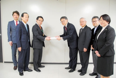 写真：中島教育長（左から３人目）に要請書を手渡す関係者らと立ち会う滝口（同２人目）、赤根（左端）両道議