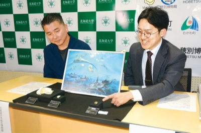 写真：新種のゾウギンザメの化石について説明する太田さん（右）と小林教授