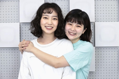 写真：仲の良さを見せる清水くるみ（左）と田村芽実