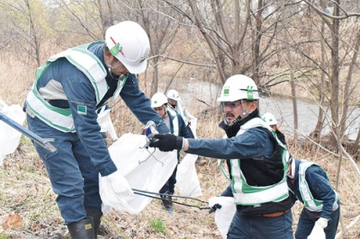 写真：花見シーズンを前に清掃奉仕に取り組む北紘建設の社員