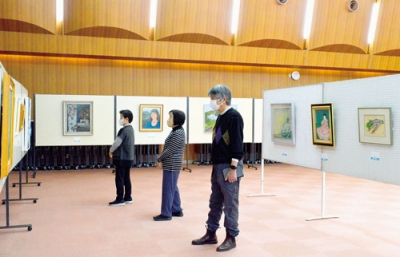 写真：力作が並ぶ登別美術協会の会員作品展