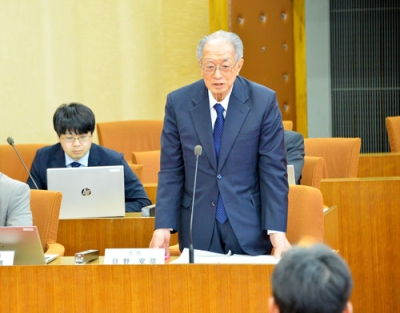 写真：開会であいさつする日野会長