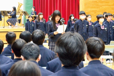 写真：対面式で先輩たちにお礼のあいさつをする新入生代表の中尾さん