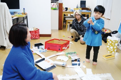 写真：東京から室蘭に移住した若狭さん、落合さん、長男の美生ちゃんの家族