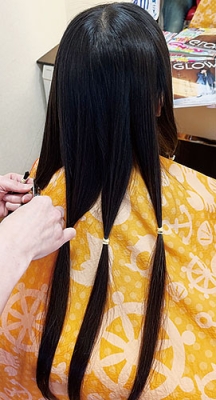 写真：ヘアドネーションに協力し、髪をカットする濱野さん