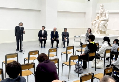 写真：３４人が入講した野田・永山塾の開講式