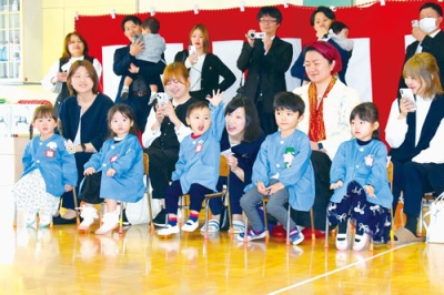 写真：名前を呼ばれ元気よく返事をする園児