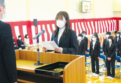 写真：誓いの言葉を述べる土居さん（中央）