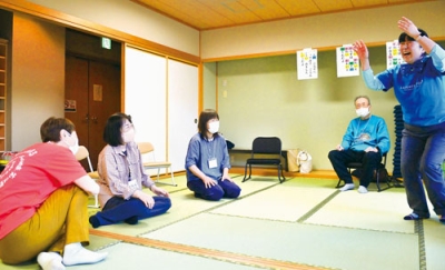 写真：笑って健康的な体づくりを目指す参加者ら
