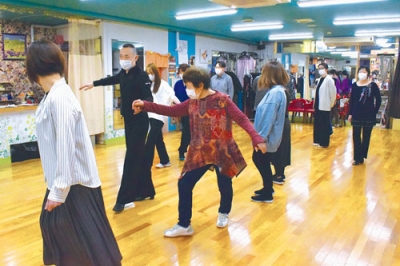 写真：市民らがマンボの基礎を学んだ講座