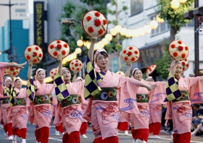 写真：「山形花笠まつり」で紅花をあしらった花がさを手に舞を披露する踊り手＝２０２４年８月、山形市