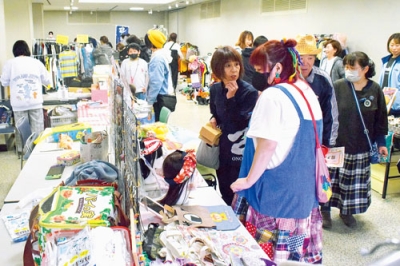 写真：来場者でにぎわった「いろいろマーケット」