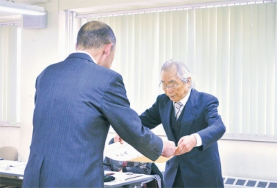 写真：社会教育功労者表彰を受ける井形さん