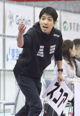 写真：車いすラグビーのジャパンパラ大会決勝で、選手に指示を出す中谷英樹さん＝２月、千葉ポートアリーナ
